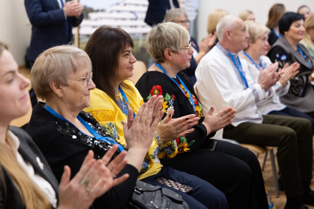 16 українських фахівців з реабілітації пройшли стажування у Латвії 3 Українські фахівці плескають Байбі Браже