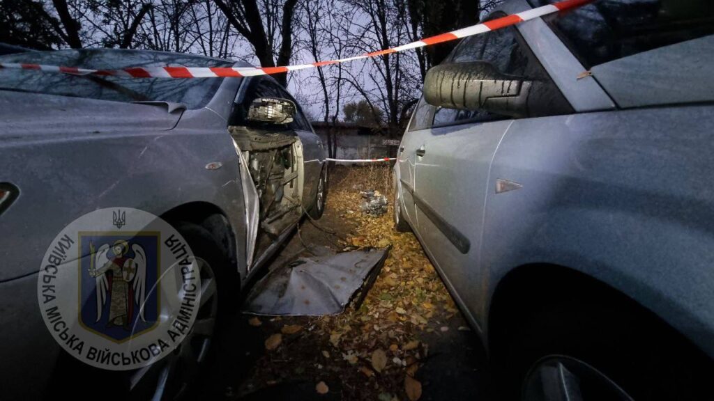 Автівки перев’язані обмежувальною стрічкою