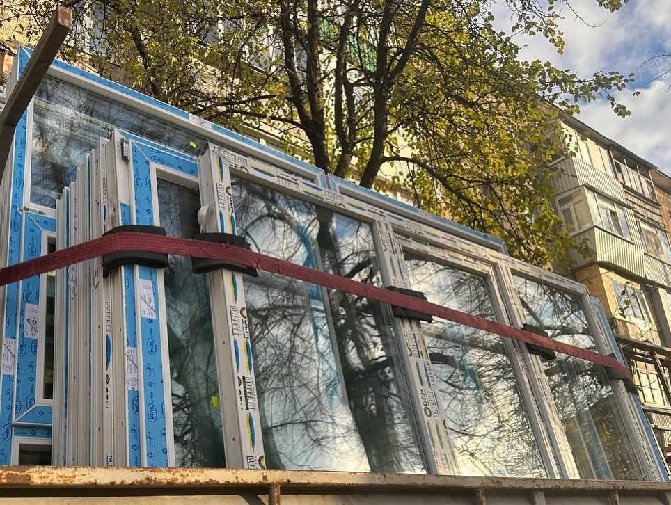 Для пошкоджених через обстріл 31 жовтня будинків у Полтаві доставили нові вікна
