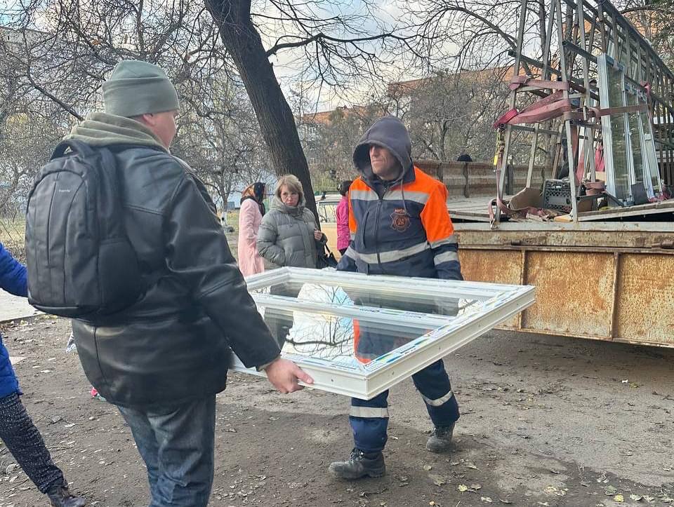 Для пошкоджених через обстріл 31 жовтня будинків у Полтаві доставили нові вікна 2 photo 2024 11 25 13 15 45 - Вікно Відновлення
