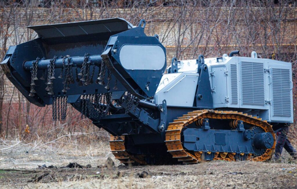 На Харківщині представили нову машину для розмінування