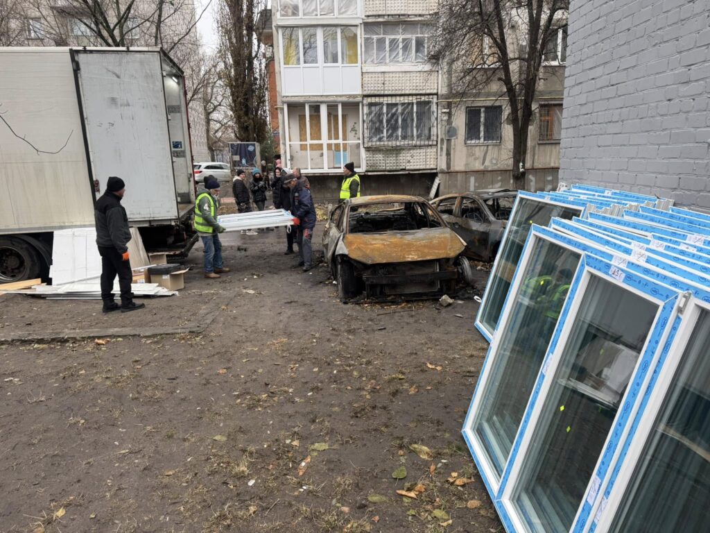 Постраждалим через обстріл Кременчука на Полтавщині привезли нові вікна 1 469534920 9006051276125579 5592022676565725333 n - Вікно Відновлення