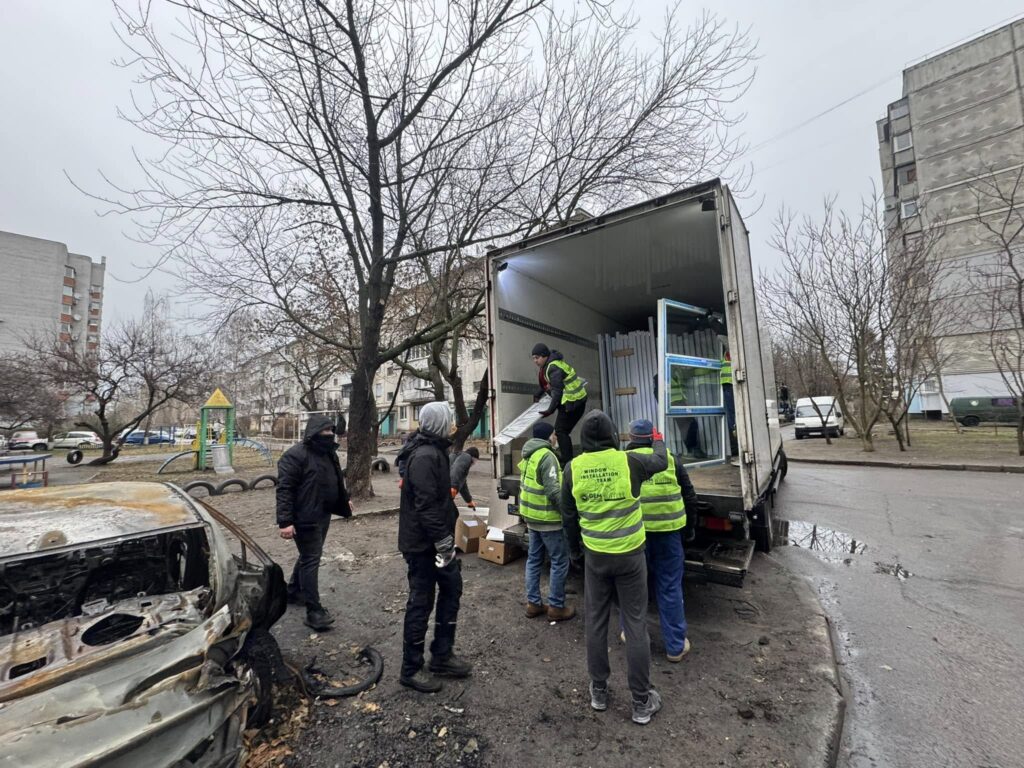 Постраждалим через обстріл Кременчука на Полтавщині привезли нові вікна