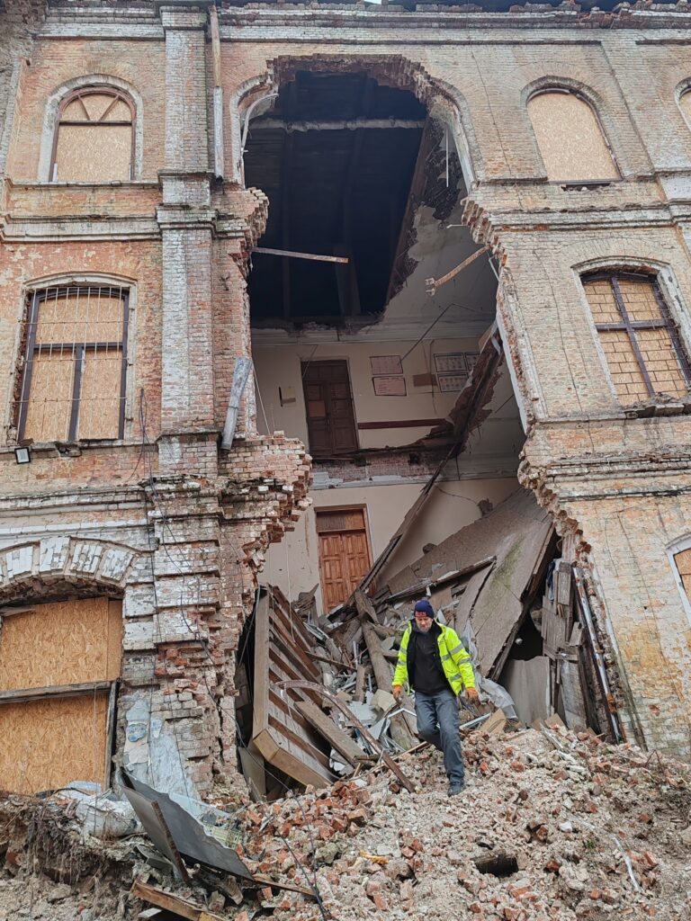 У Харкові волонтери допомагають відновлювати історичну пам’ятку (фото)