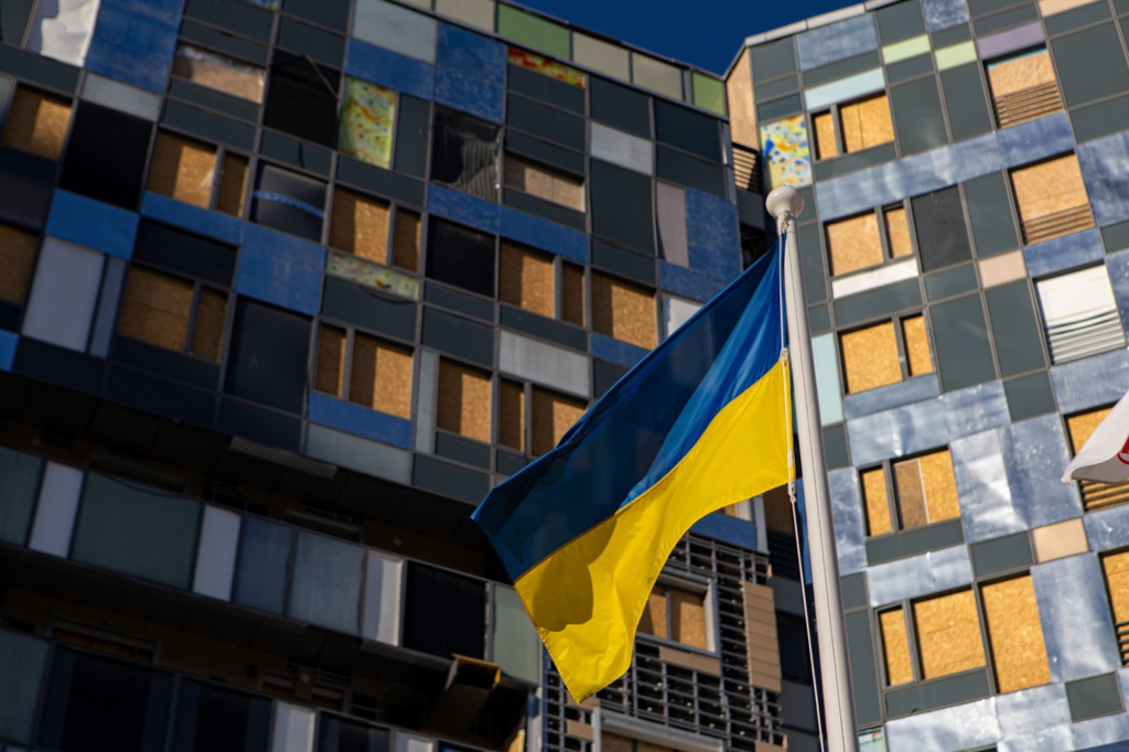 Відновлення «Охматдиту»: що в оголошених тендерах і як їм склали ціну 2 На флагштоці прапор України, а позаду сучасний корпус Охматдиту
