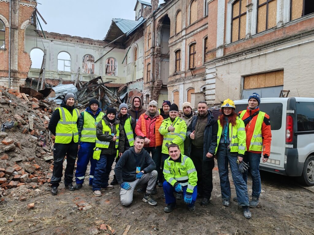 Волонтери на фоні руйнувань