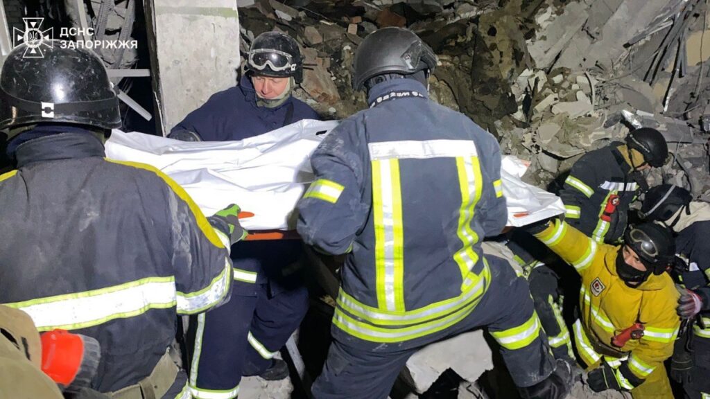 Під завалами будівлі у Запоріжжі, яку обстріляли 10 грудня, продовжують пошуки ще однієї людини 1 photo 2024 12 11 12 12 23 - Вікно Відновлення