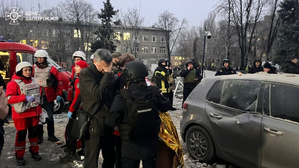 Під завалами будівлі у Запоріжжі, яку обстріляли 10 грудня, продовжують пошуки ще однієї людини 2 photo 2024 12 11 12 12 23 2 - Вікно Відновлення