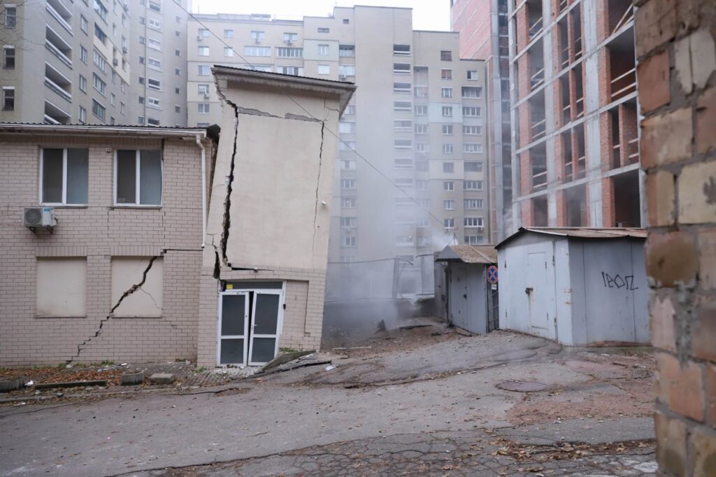 З’явилися фото ліквідації наслідків удару по Києву 9 photo 2024 12 20 10 56 14 - Вікно Відновлення