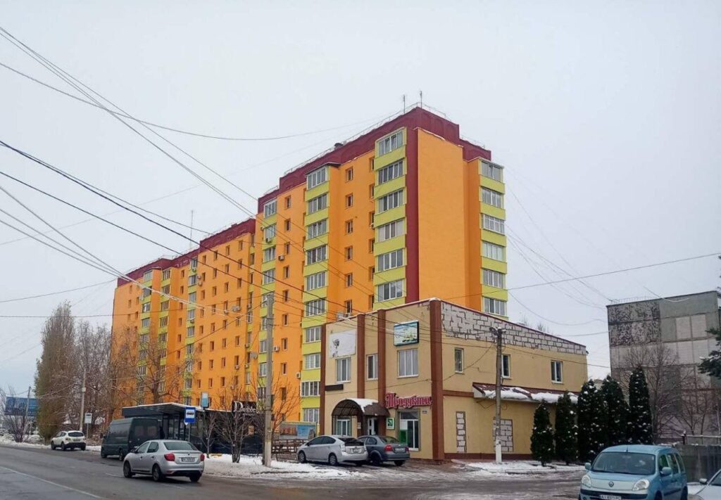 У Василькові на Київщині відновлюють будинок, пошкоджений рф