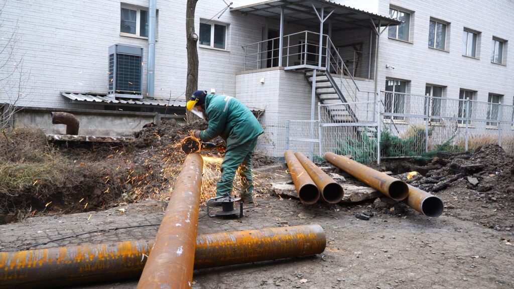 У Кривому Розі технічно всі будинки підключили до опалення 2 Ремонтник працює з трубою опалення біля траншеї коло будинку