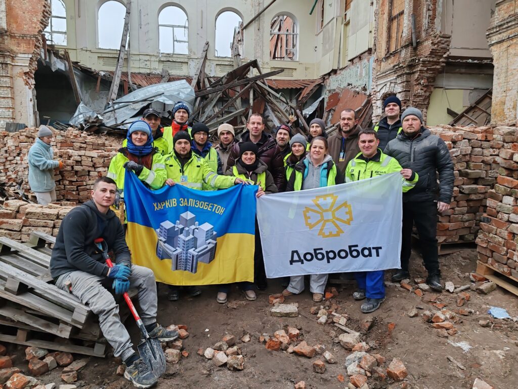 Волонтери з прапорами своїх організацій