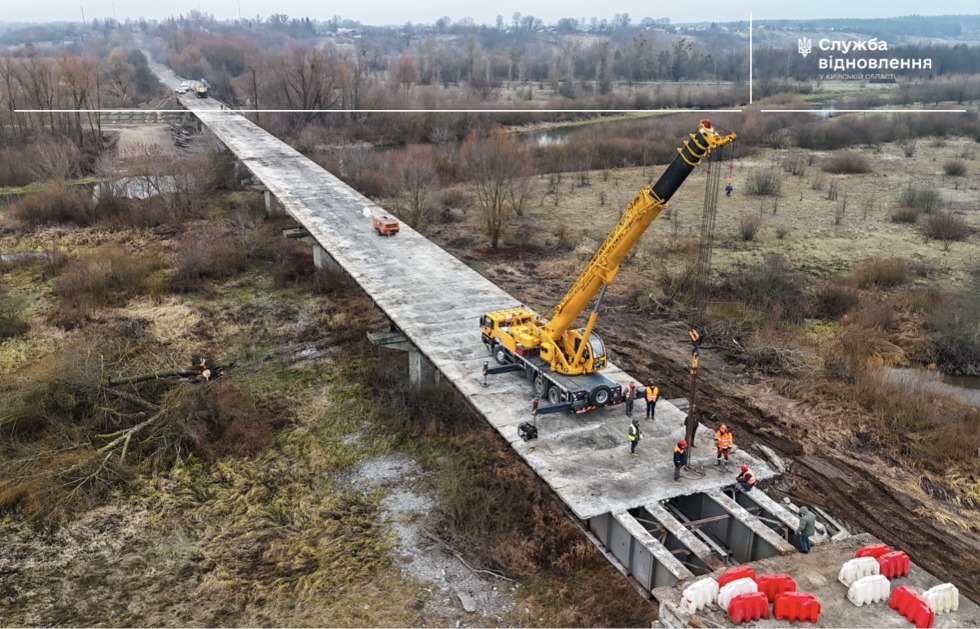 На Київщині відбудовують міст через річку Тетерів, який зруйнували під час бойових дій