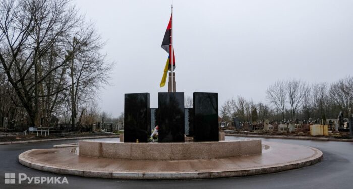 Непрозоре будівництво та поховання на воді: яка ситуація зі створенням Національного військового меморіального кладовища