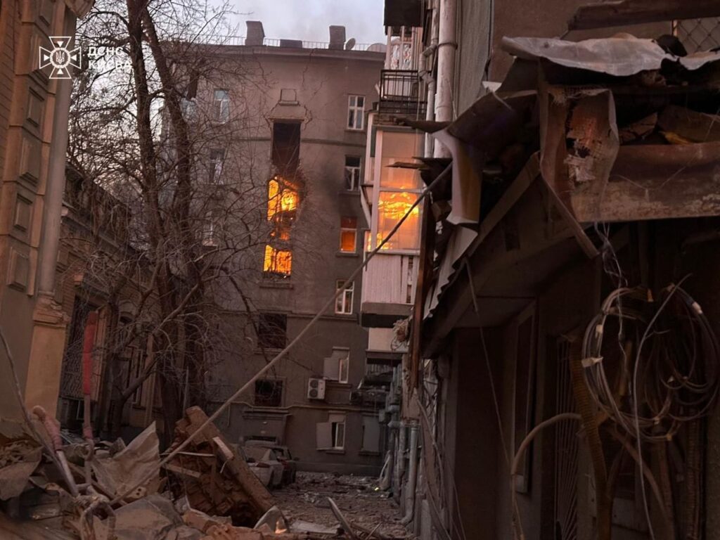 Атака на Київ у перший день нового року: уже четверо потерпілих 2 Горять 4-5 поверхи 6-поверхівки в Печерському районі