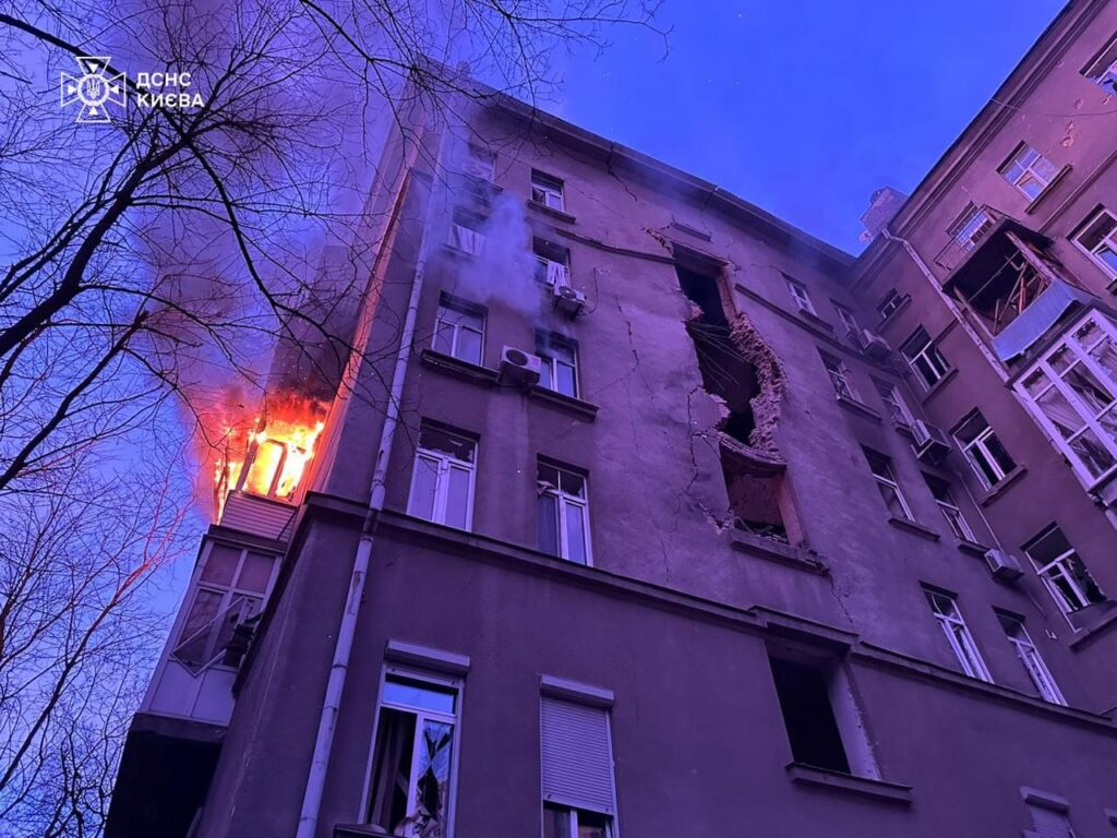 Атака на Київ у перший день нового року: уже четверо потерпілих 6 Житловий будинок з пожежею і вирвою у стіні унаслідок російської атаки