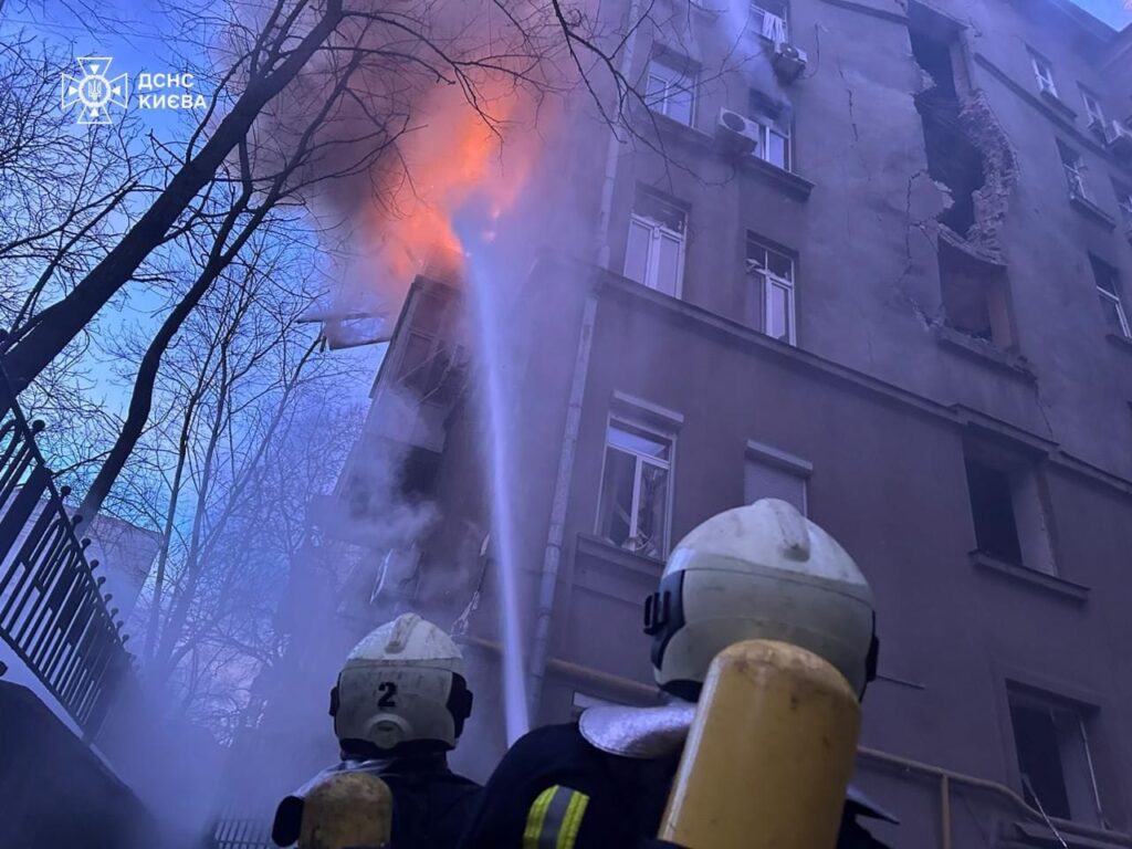 Атака на Київ у перший день нового року: уже четверо потерпілих 1 Рятувальники спрямовують струмінь води на пожежу