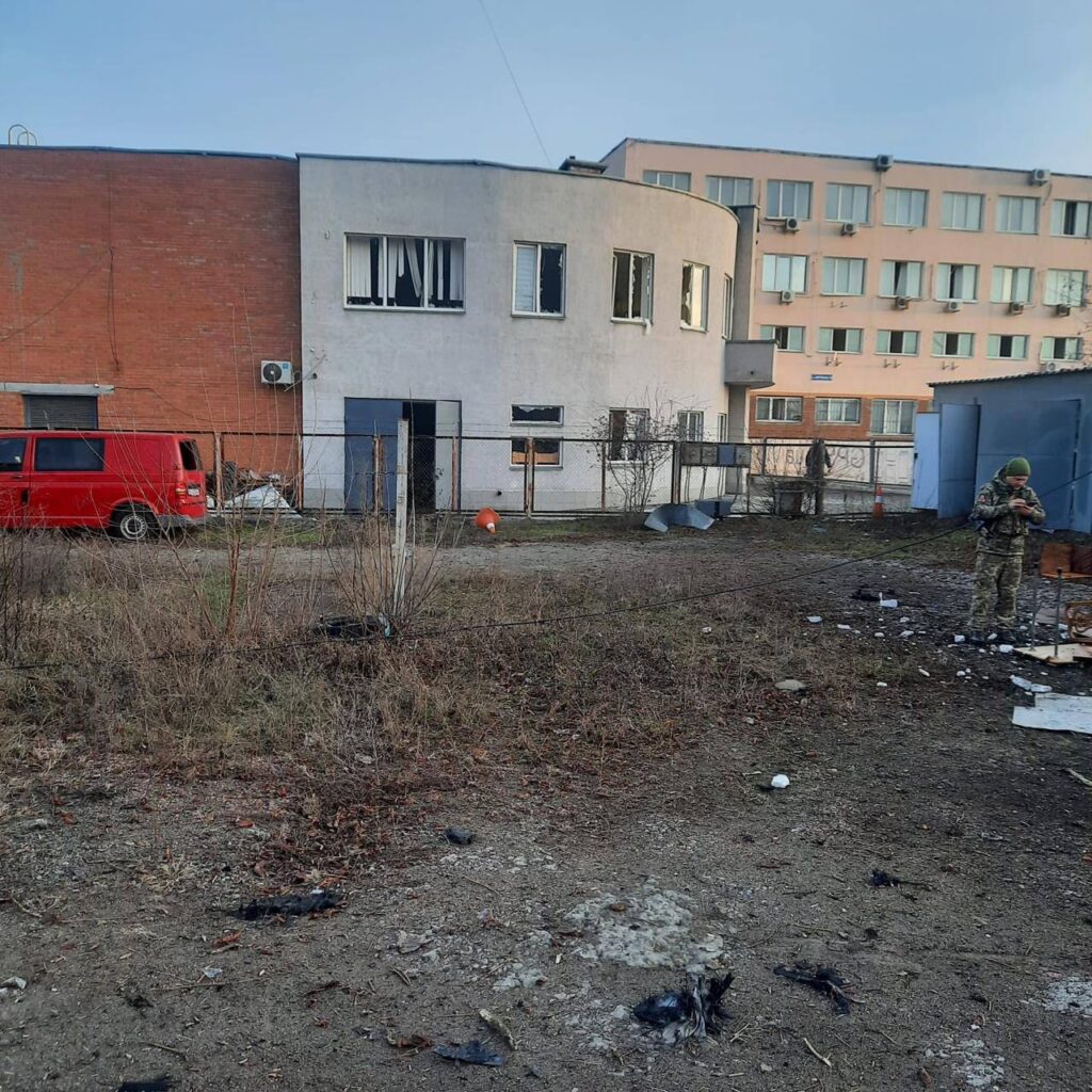 Атака на Київ у перший день нового року: уже четверо потерпілих 4 Вибиті вікна у нежитловій будівлі у Святошинському районі