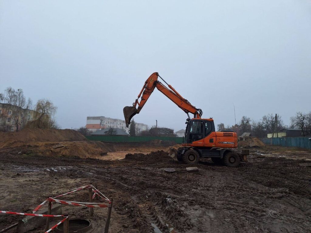 У Макарові на Київщині розпочали відбудову дитсадка, який зруйнувала рф