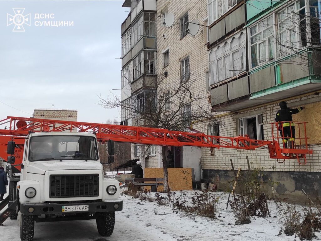 У Свесі на Сумщині другу добу відновлюють будинки після обстрілу (ФОТО) 2 photo 2025 01 06 12 24 36 - Вікно Відновлення