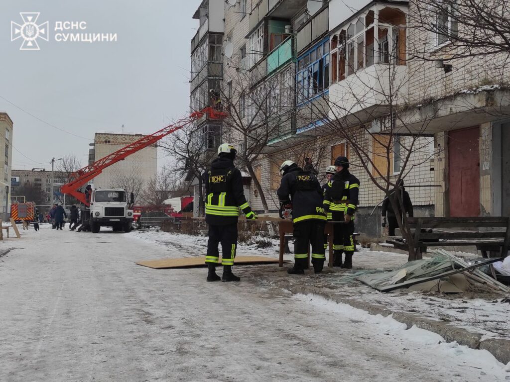У Свесі на Сумщині другу добу відновлюють будинки після обстрілу (ФОТО)