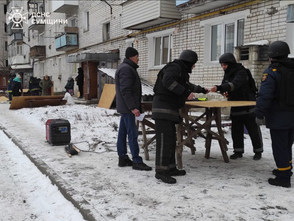У Свесі на Сумщині другу добу відновлюють будинки після обстрілу (ФОТО) 1 photo 2025 01 06 12 24 36 3 - Вікно Відновлення