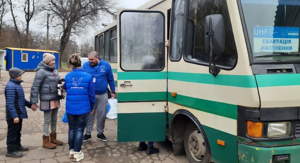 Родина сідає в евакуаційний автобус на Дніпропетровщині