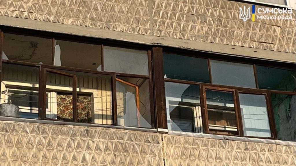 У Сумах через влучання БпЛА поранені дві людини (фото, відео) 2 poshkodzheni balkony foto miskoyi rady - Вікно Відновлення