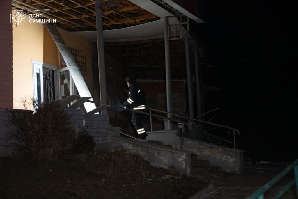 У Сумах через влучання БпЛА поранені дві людини (фото, відео) 1 Рятувальники обстежують будівлю в Сумах