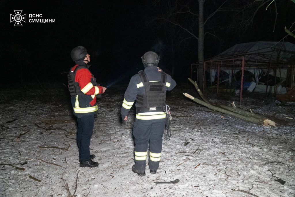 У Сумах через влучання БпЛА поранені дві людини (фото, відео) 3 Рятувальники на відкритій місцевості