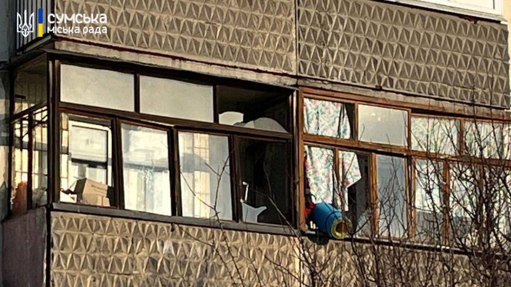 У Сумах через влучання БпЛА поранені дві людини (фото, відео) 4 Пошкоджене житло в Сумах 25.02.25