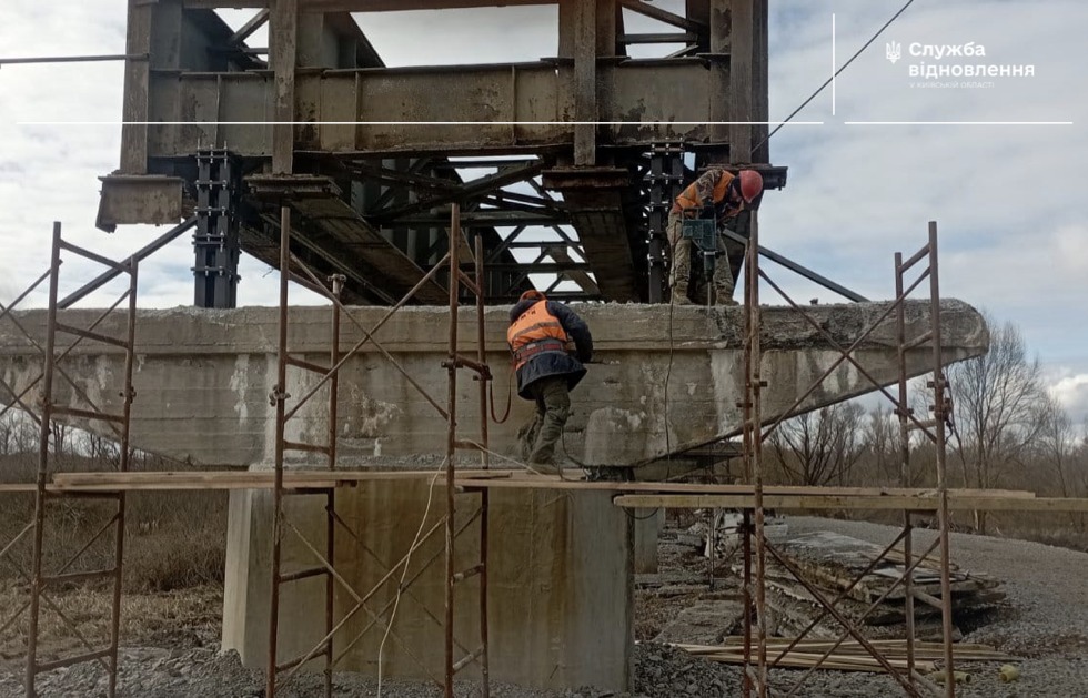 На Київщині відновлюють міст, зруйнований 2022-го року 2 міст, Київська область