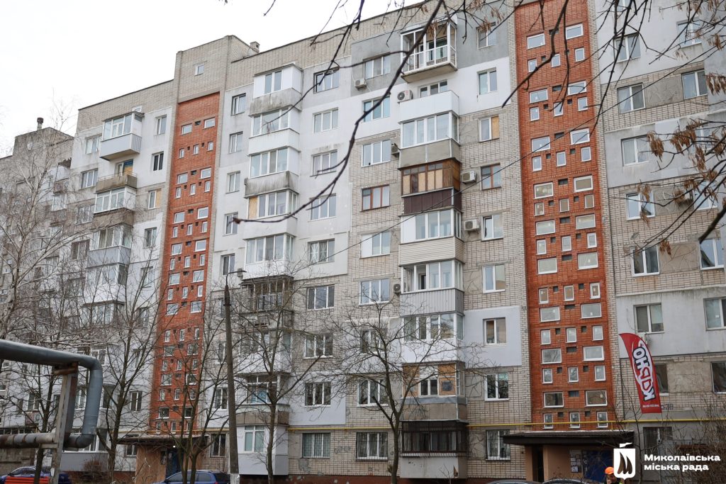 У Корабельному районі Миколаєва відновлюють пошкоджені обстрілами будинки