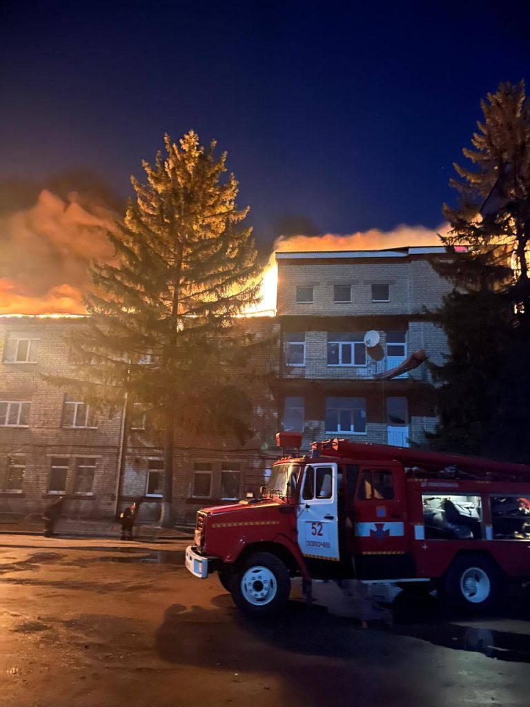 Машина ДСНС на місці обстрілу в Золочеві