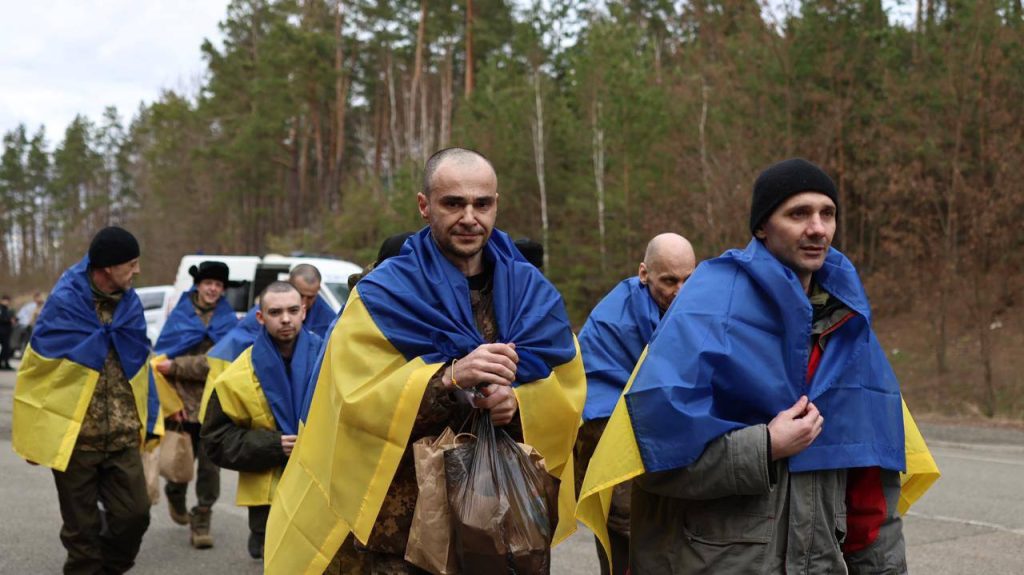 Солдати, сержанти та офіцери: з російського полону повернули ще 197 воїнів (ФОТО)