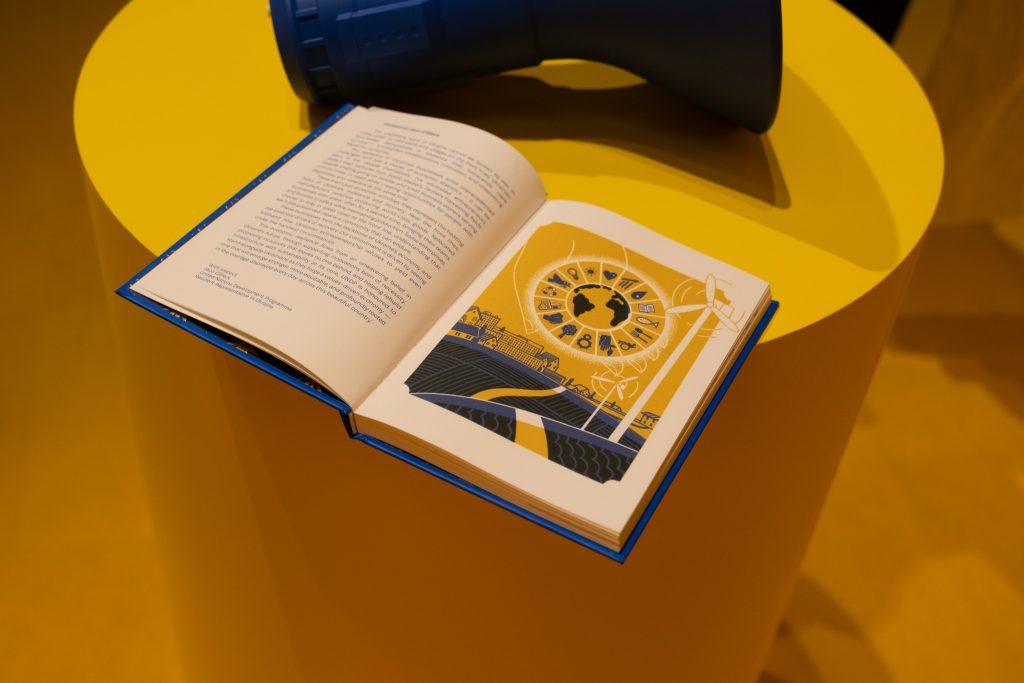 Цінності, а не товари: що показує Україна світові на виставці EXPO 2025 3 Книжка в українському павільйоні