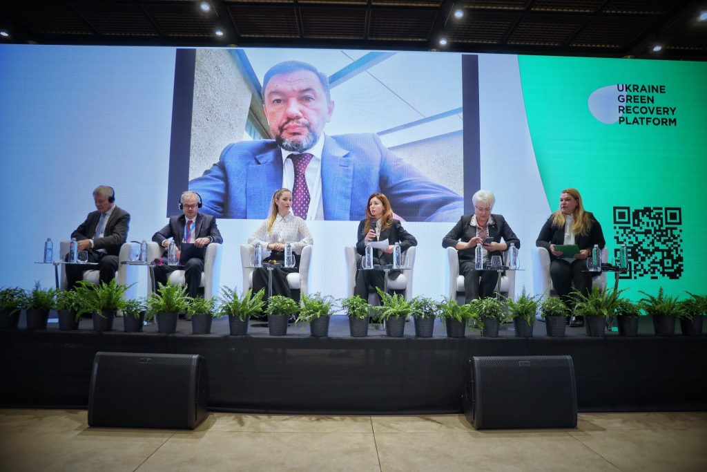 У Києві відбувся перший форум Платформи дій для зеленого відновлення України 1 Дискусійна панель форуму зацікавлених сторін Платформи дій для зеленого відновлення України