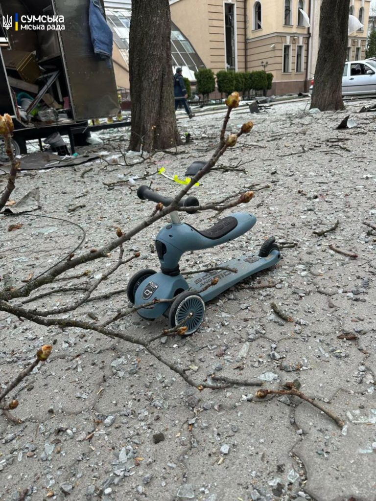 З'явилися фото наслідків ракетного удару по Сумах 1 Самокат на місці ракетного удару в Сумах