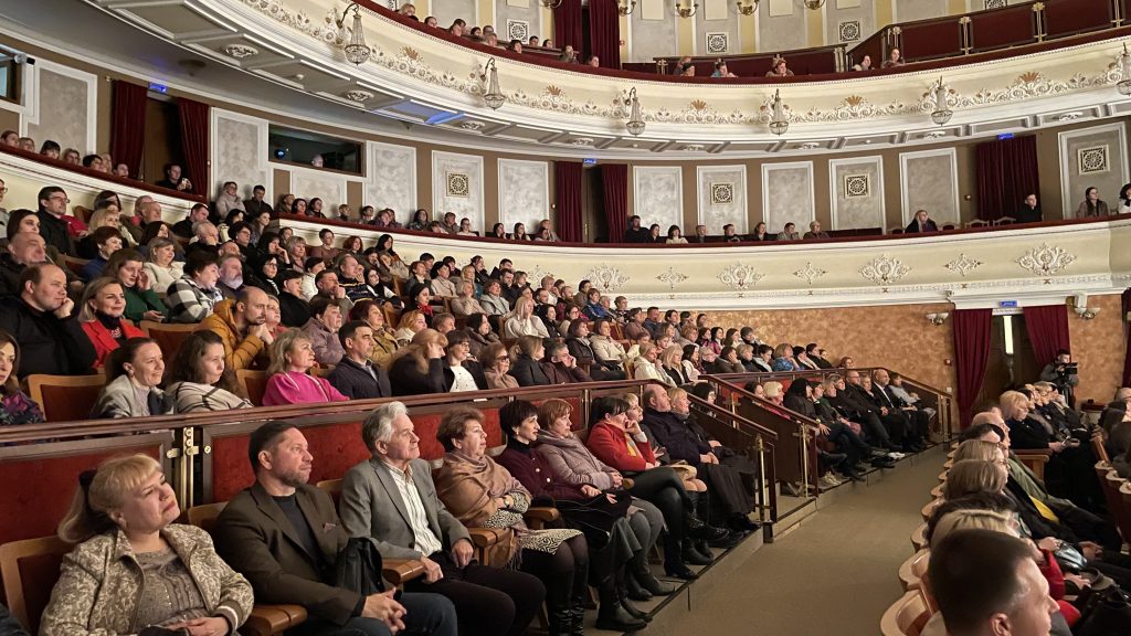 «Театр ніколи не помре»: як попри обстріл та мобілізацію працюють чернігівські артисти 10 Полтавський обласний театр Гоголя, театр, глядачі