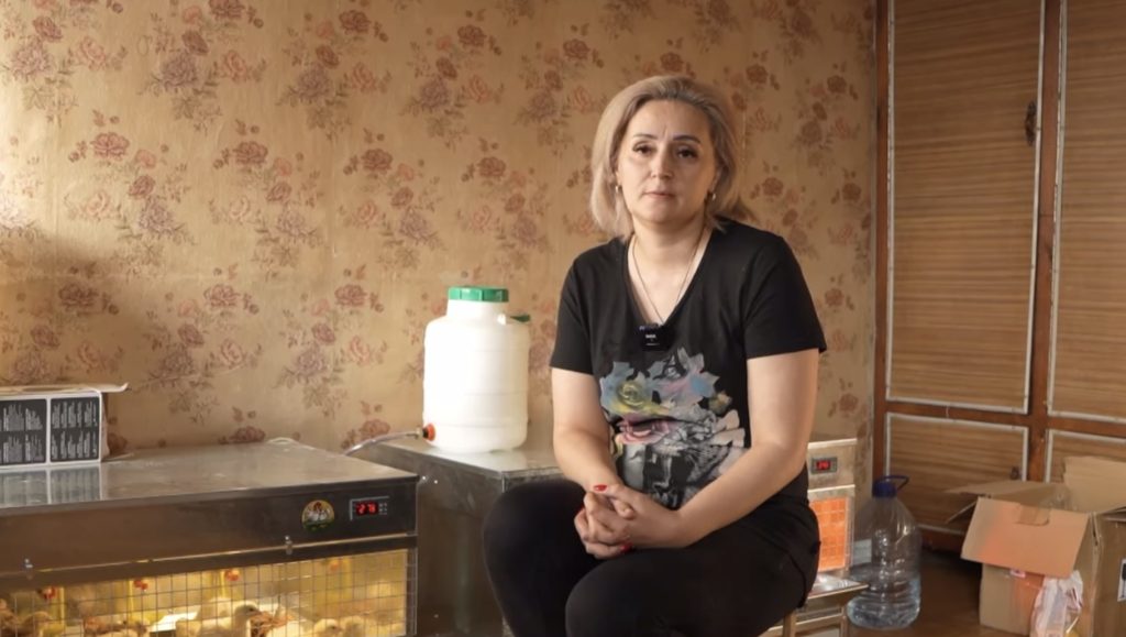 Замість зневіри – коптильня, перепілки й плани на трактор: як переселенка відновила справу з нуля