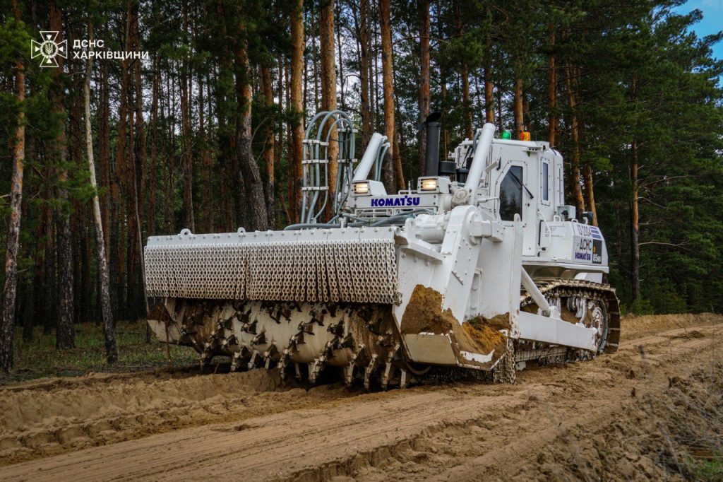 Ліси Харківщини розміновують за допомогою японської техніки (ФОТО) 1 розмінування, машина для розмінування, сапер