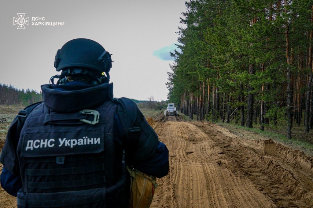 Ліси Харківщини розміновують за допомогою японської техніки (ФОТО) 3 розмінування, машина для розмінування, сапер