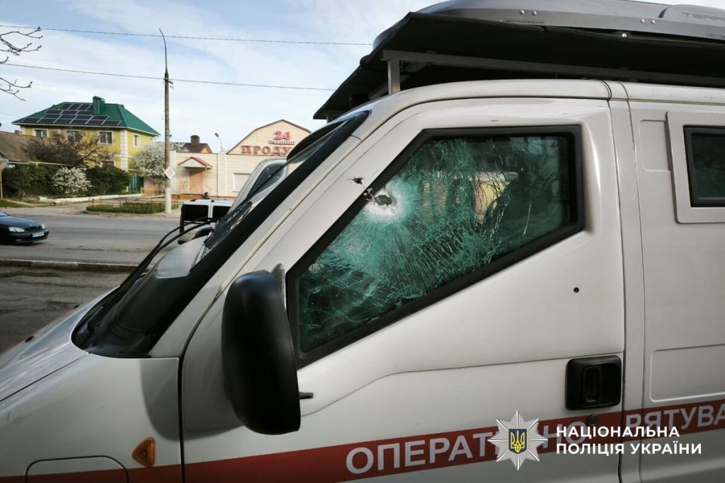 Унаслідок комбінованого удару по Херсону загинула людина та зруйнована «Фаворит-Арена» 2 Пошкоджена автівка рятувальників