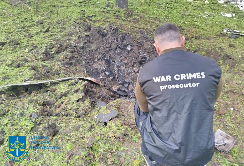 Масована атака безпілотників по Одесі: поранені три людини 1 Вирва від влучання
