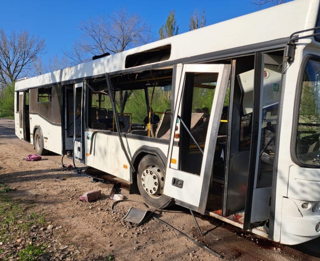 На Дніпропетровщині БпЛА влучили в автобус з людьми: є загиблі