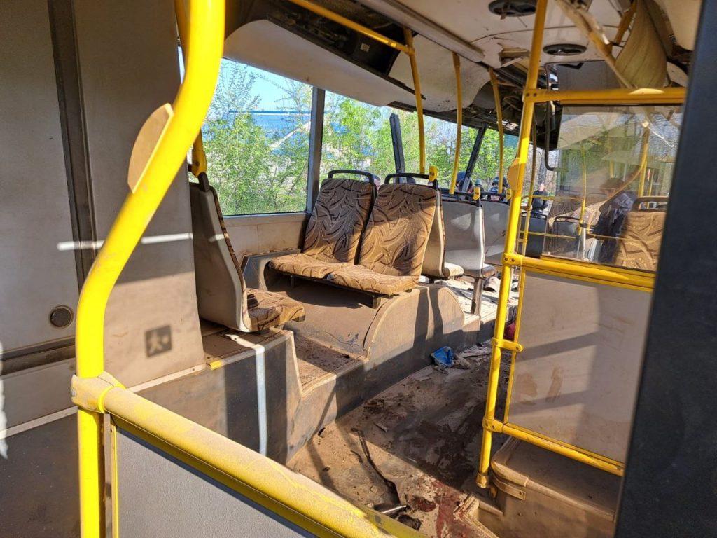 На Дніпропетровщині БпЛА влучили в автобус з людьми: є загиблі 4 Понівечений автобус у Марганці