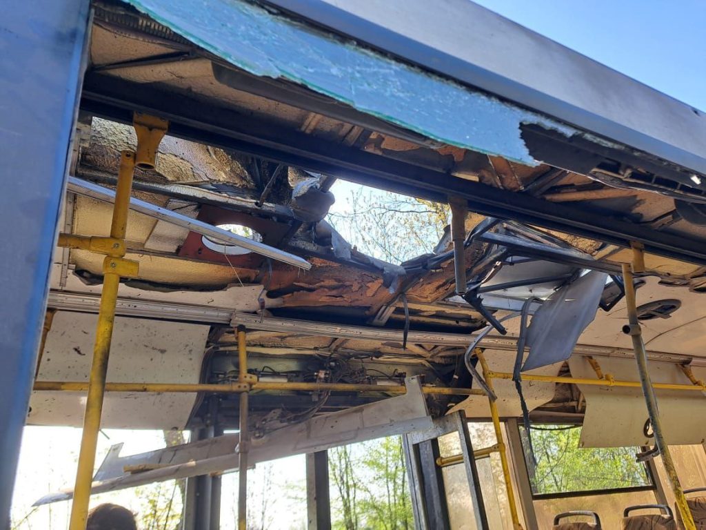 На Дніпропетровщині БпЛА влучили в автобус з людьми: є загиблі 3 пробитий дах