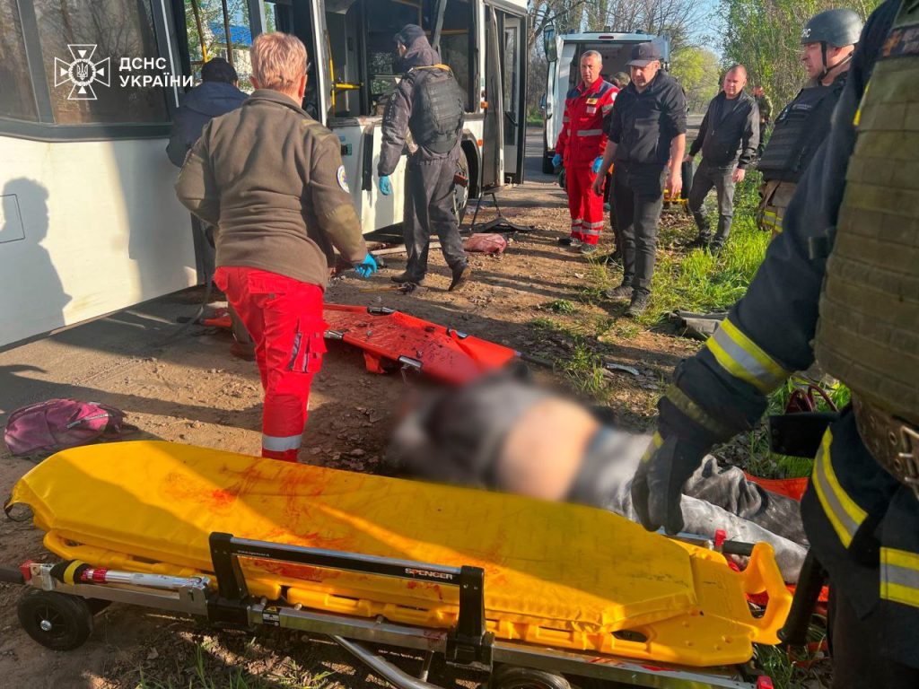На Дніпропетровщині БпЛА влучили в автобус з людьми: є загиблі 2 Рятувальні роботи на місці атаки.