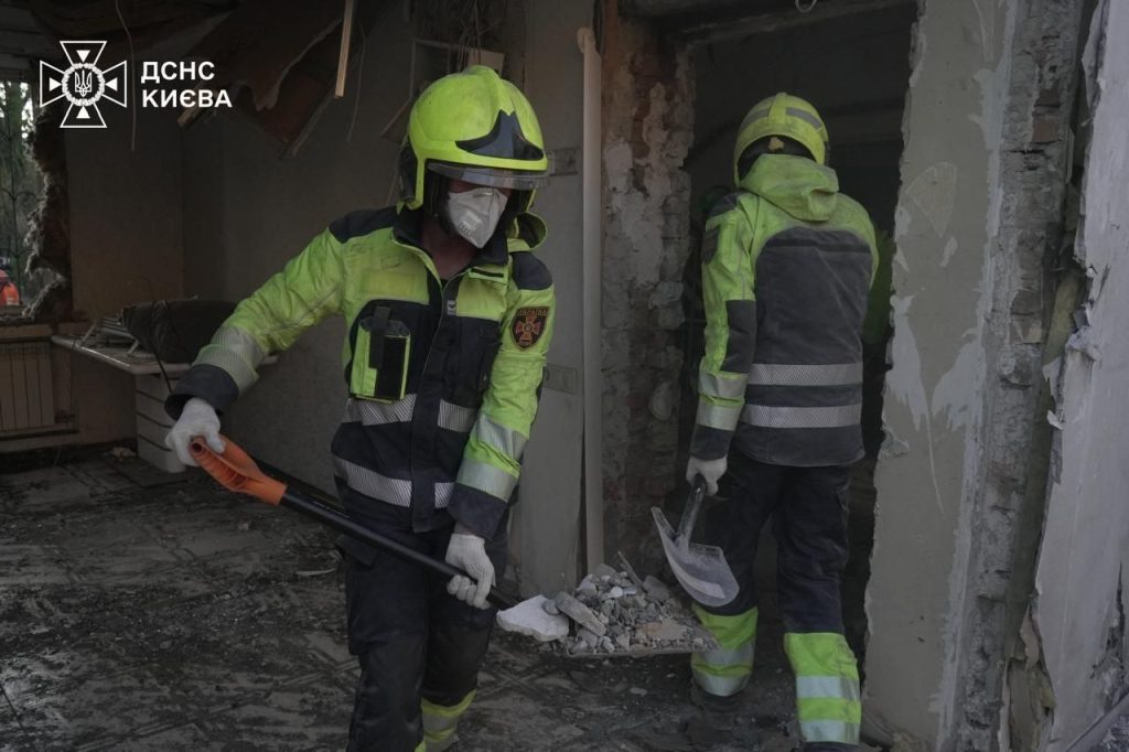 У Києві завершили пошуково-рятувальні роботи після удару, який рф завдала 24 квітня 3 Аварійно-відновлювальні роботи