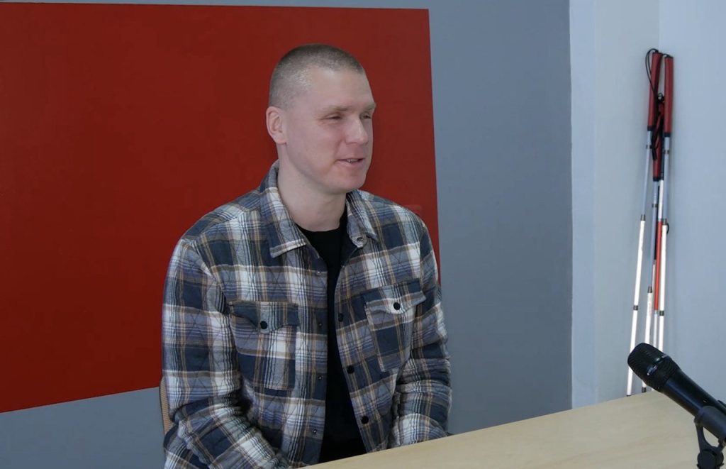 «Це був шлях до незалежності»: як незрячий ветеран з Вінниці звикає до нового життя та допомагає іншим 1 Артем Бондарєв з Вінниці втратив зір під час бою